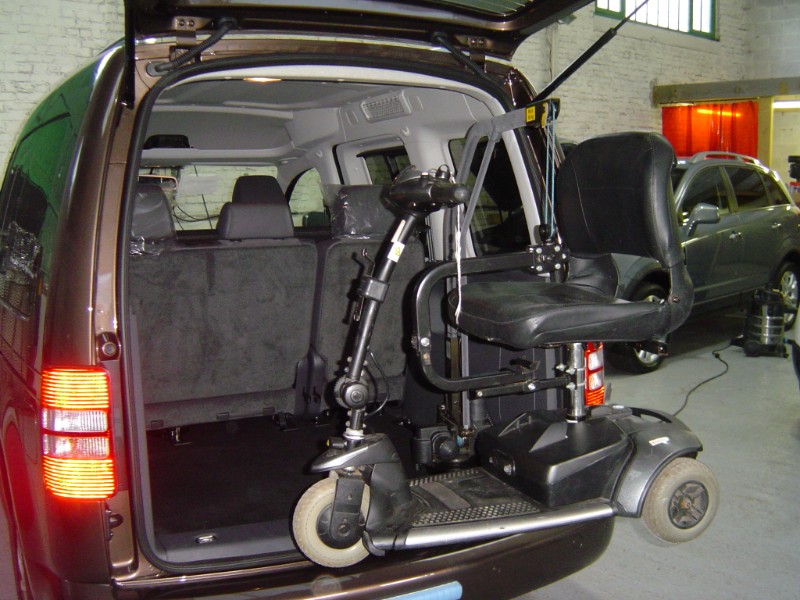 Grue de coffre pour chargement de fauteuil roulant Carolift 90 sur  Marseille - Handi Mobil